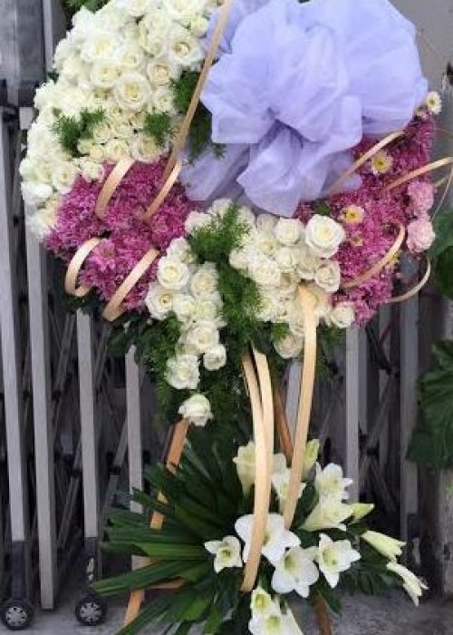 Vòng hoa đưa tiễn