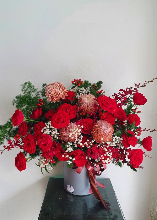 Hoa hồng đỏ và cúc mẫu đơn