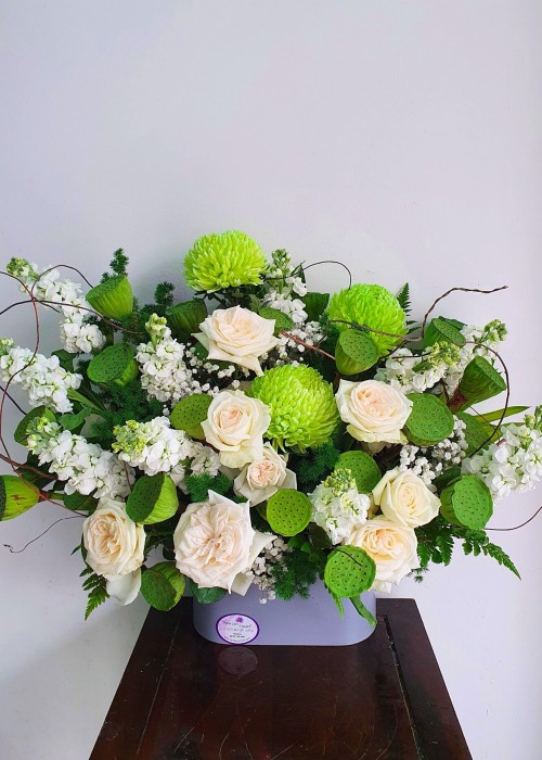 Cúc mẫu đơn xanh cốm và hoa hồng kem