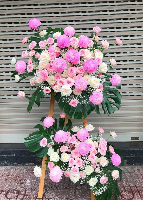 Kệ hoa hồng và cúc mẫu đơn