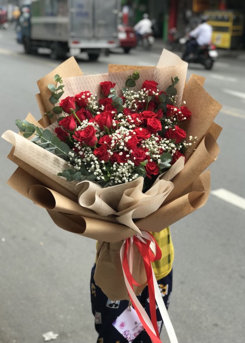 Bó hoa hồng và babi trắng