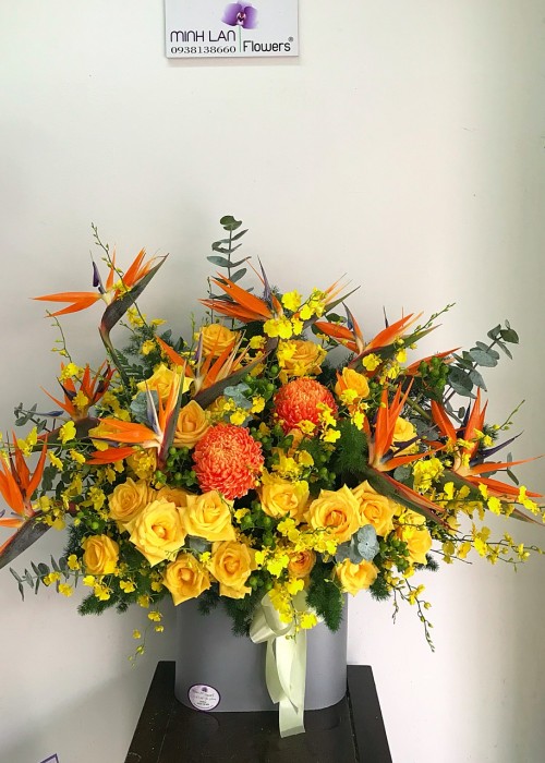 Cúc mẫu đơn cam và hoa hồng vàng