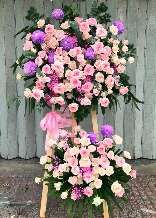 Kệ hoa hồng kem và cúc mẫu đơn tím