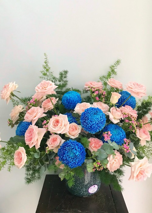 Chậu hoa hồng kem và cúc mẫu đơn xanh blue