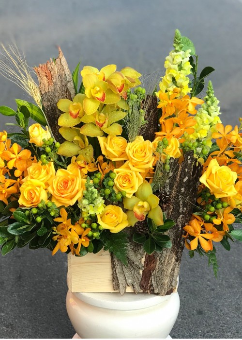 Chậu hoa tươi tone vàng
