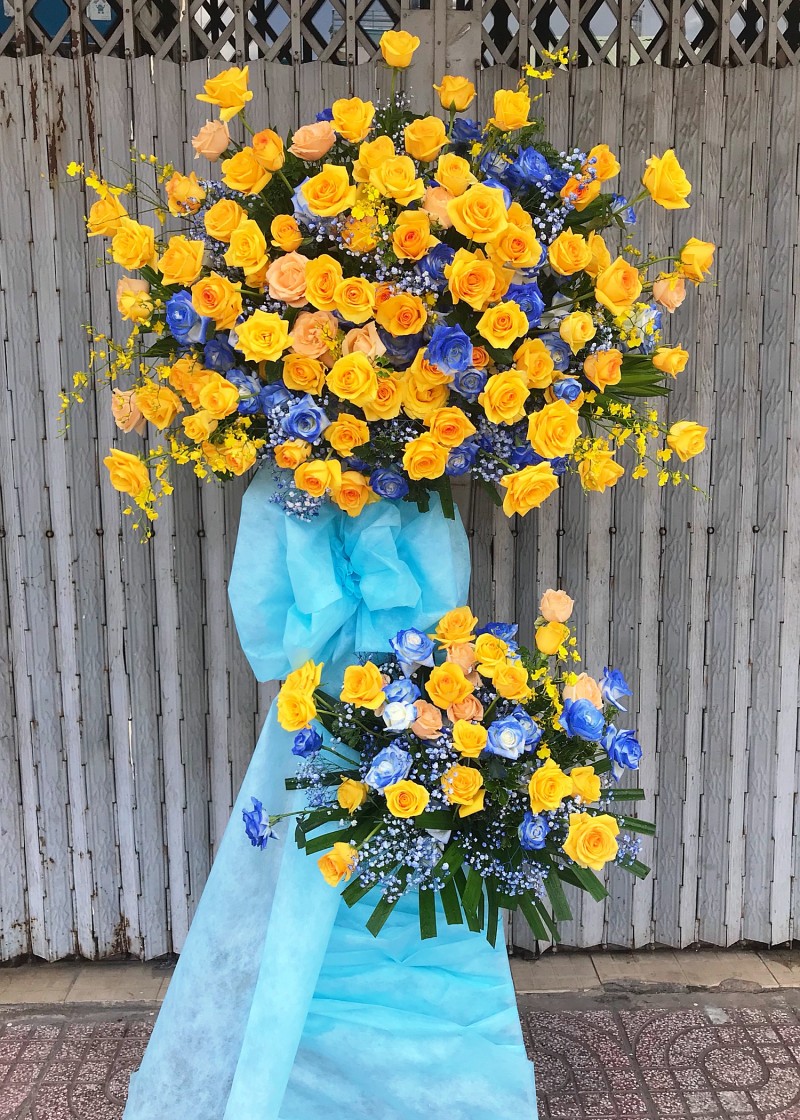 Kệ hoa hồng vàng