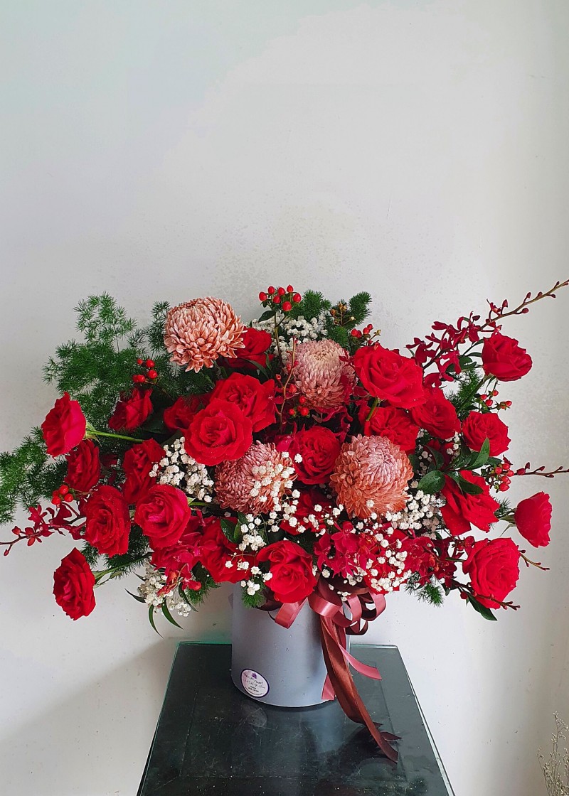 Hoa hồng đỏ và cúc mẫu đơn