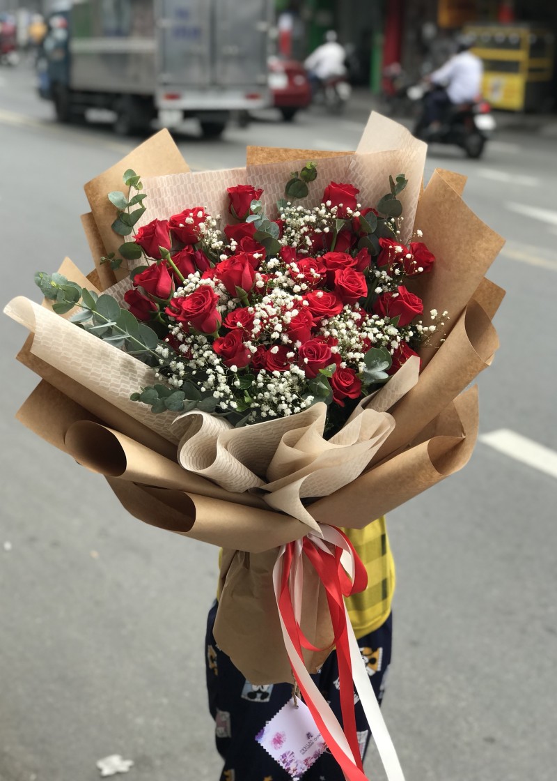 Bó hoa hồng và babi trắng