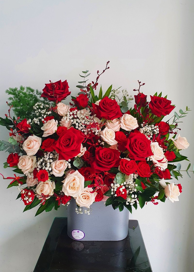 Hộp hoa hồng đỏ và hoa hồng kem