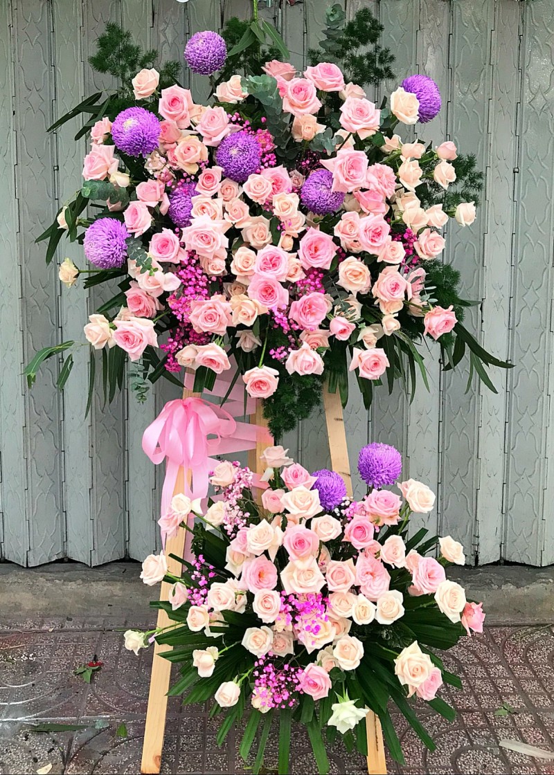 Kệ hoa hồng kem và cúc mẫu đơn tím