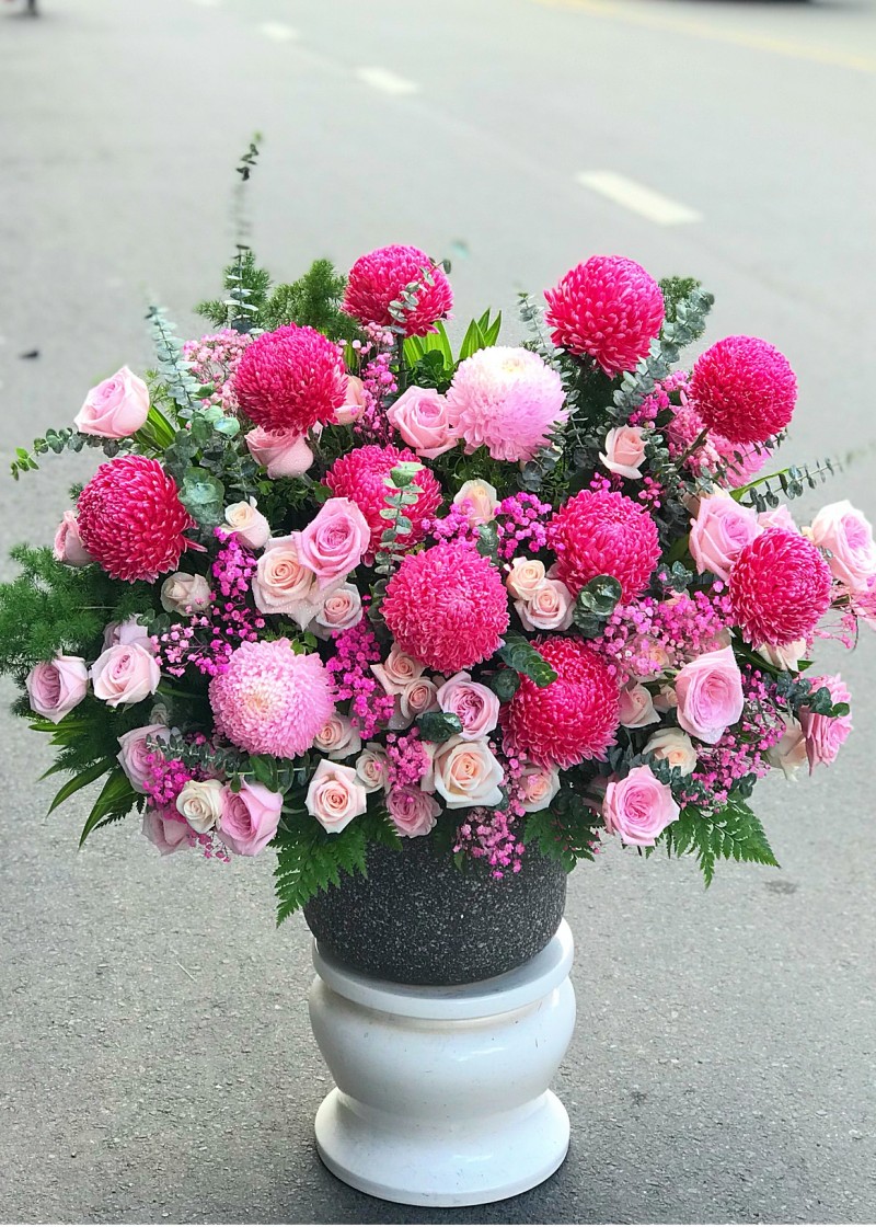 Chậu hoa hồng và cúc mẫu đơn