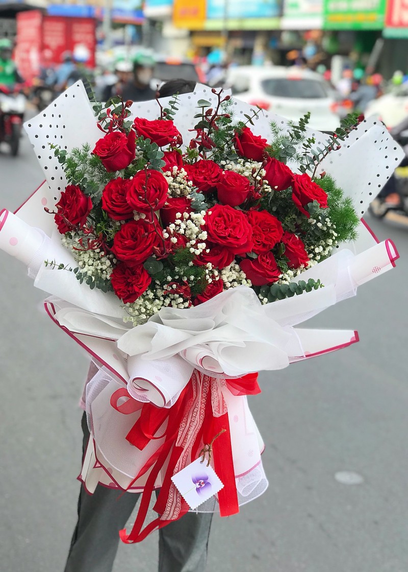 Bó hoa hồng đỏ và babi trắng