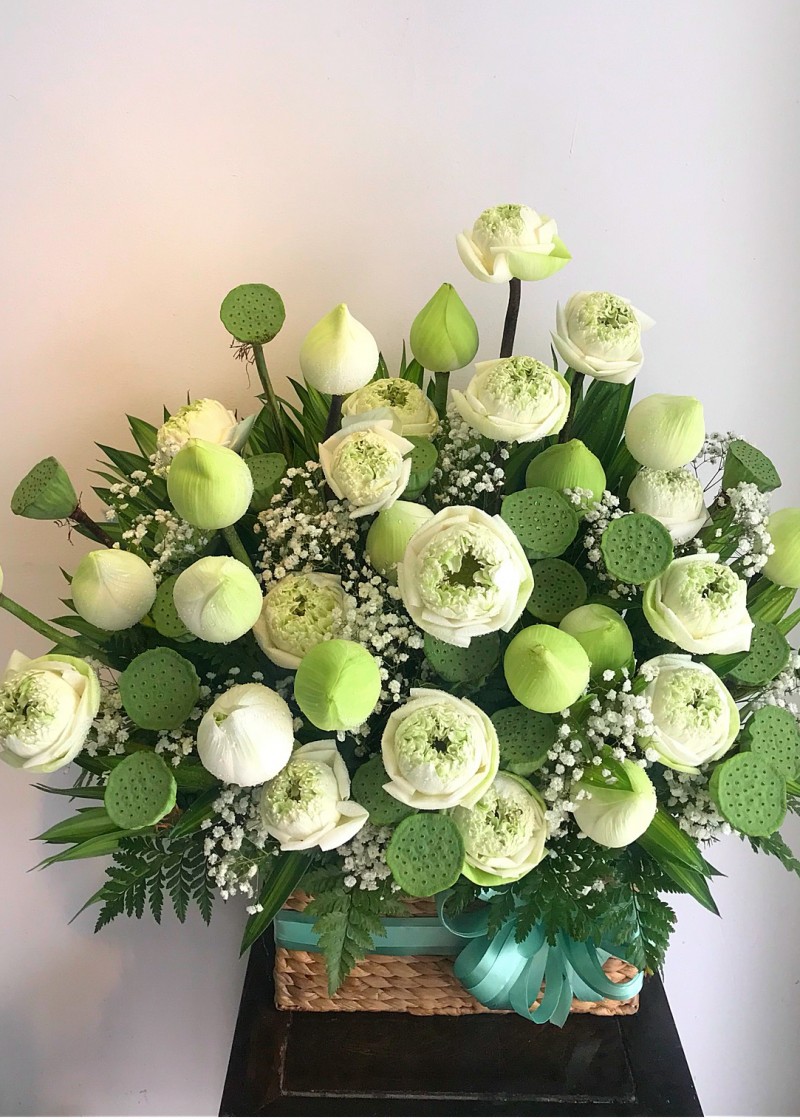 Giỏ hoa sen trắng