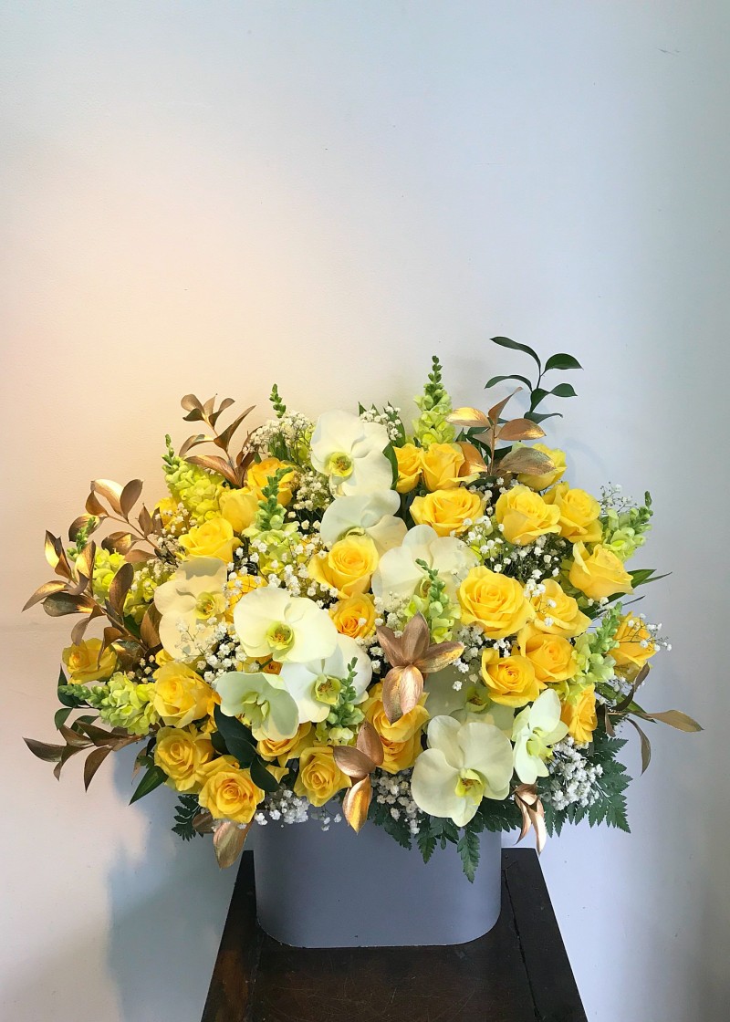 Hoa hồng vàng và lan hồ điệp xanh cốm