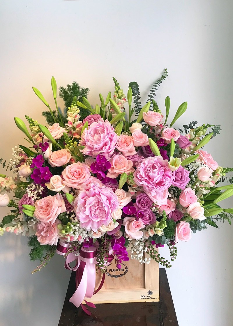 Hộp hoa hồng và mẫu đơn