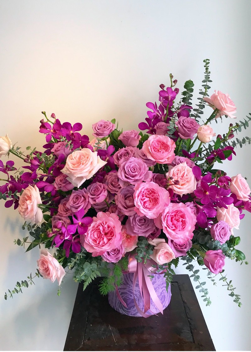 Hoa hồng và hoa lan tím