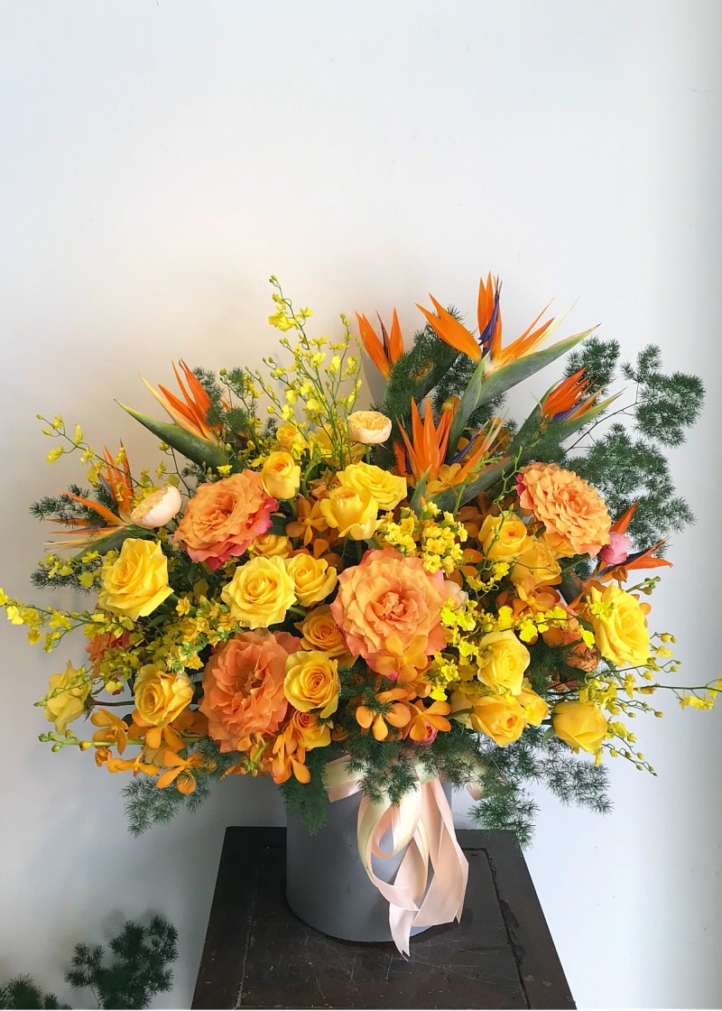 Mẫu đơn cam và hoa hồng vàng