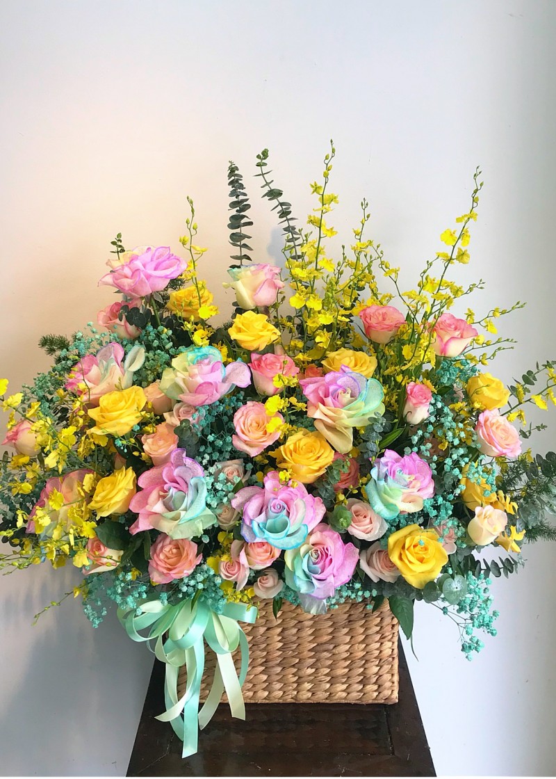 Giỏ hoa hồng sắc màu