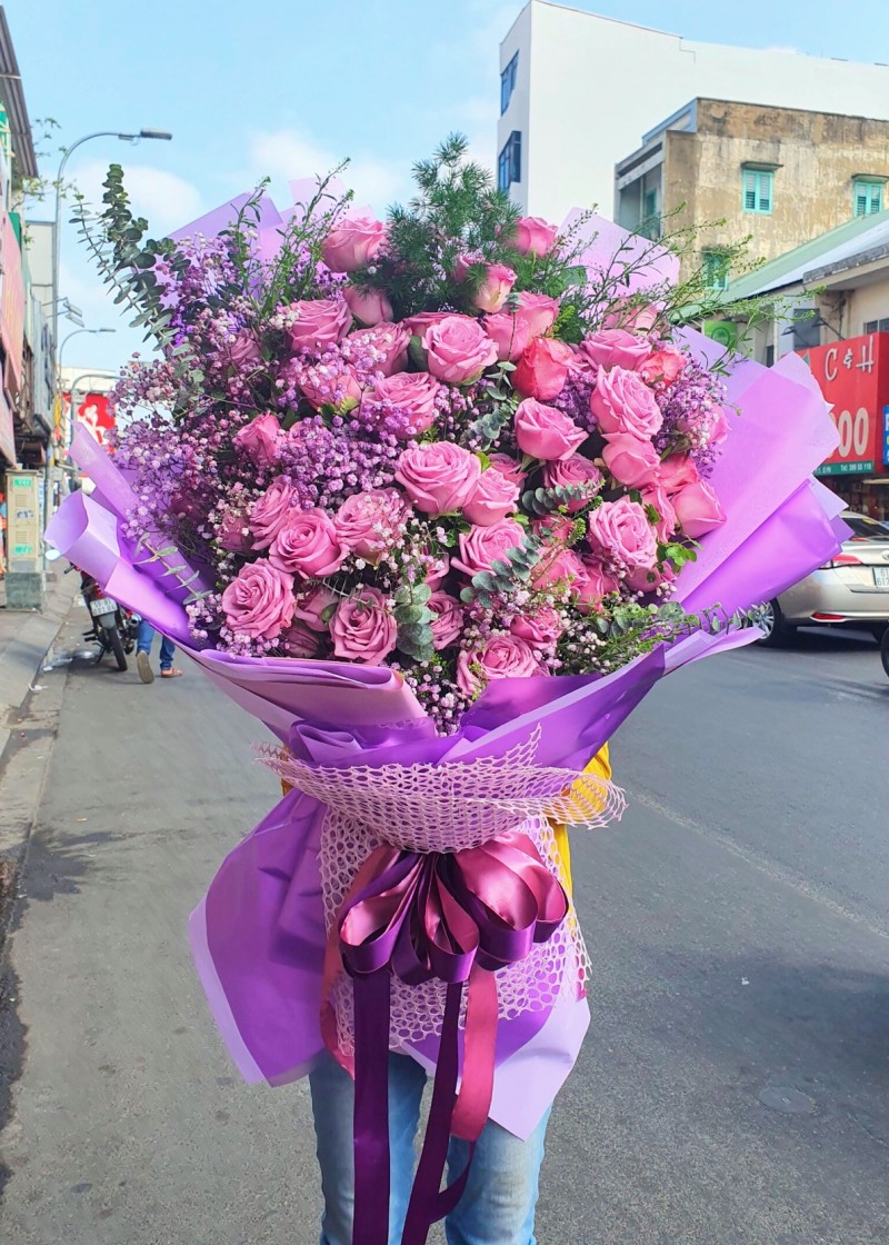 Bó hoa hồng tím lãng mạng