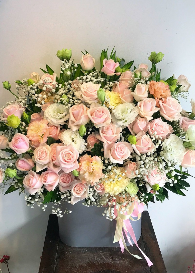 Hoa hồng và mẫu đơn trắng