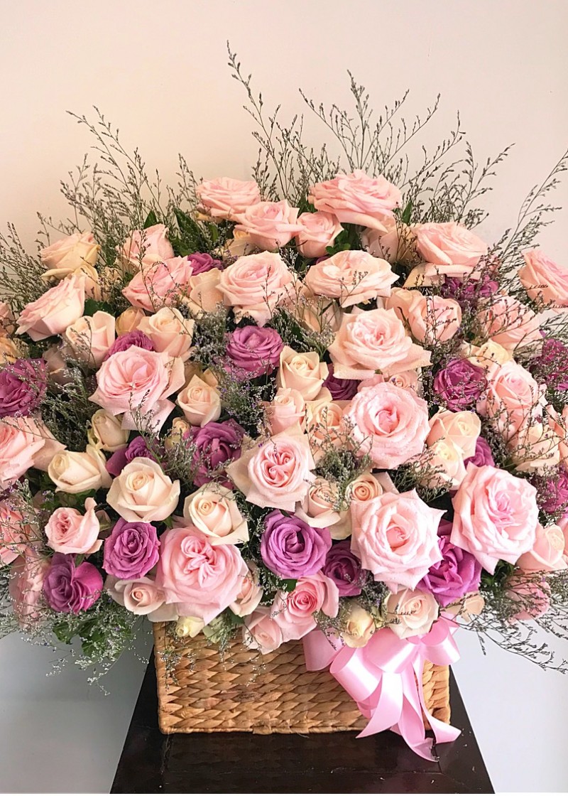 Hoa hồng kem và hoa hồng tím