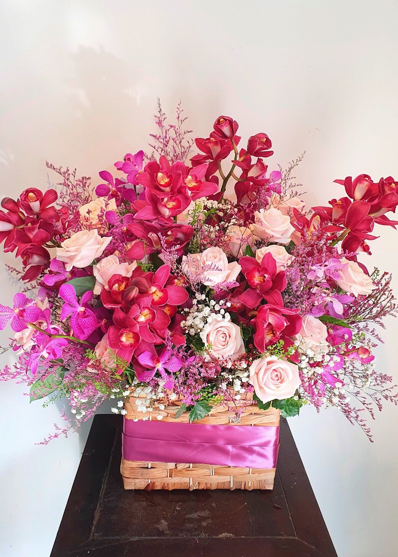 Địa lan đỏ và hoa hồng kem