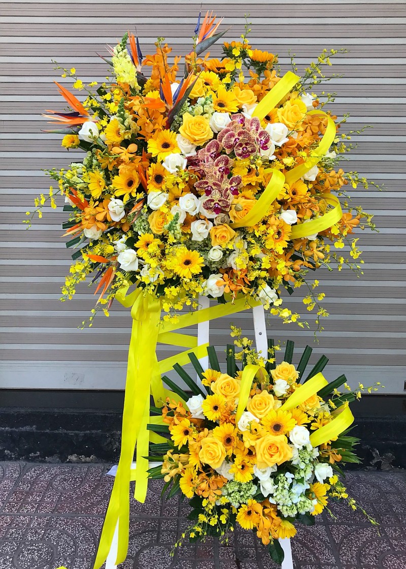 Kệ hoa chúc mừng tone vàng