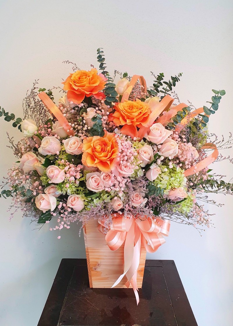 Hoa hồng cam và hoa hồng kem