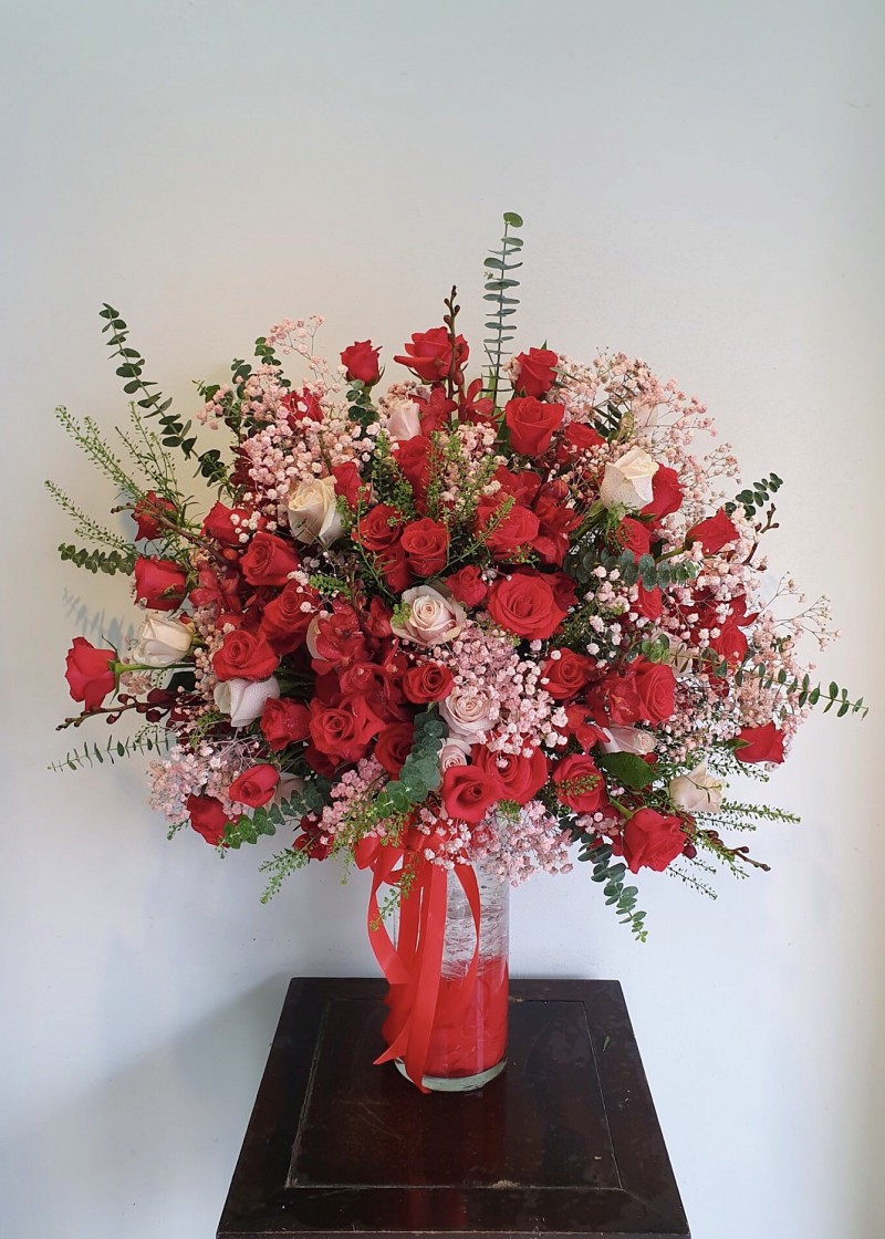 Bình hoa hồng và babi hà lan