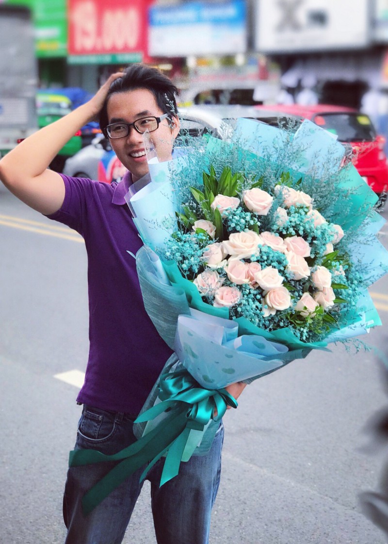 Bó hoa hồng kem và babi hà lan