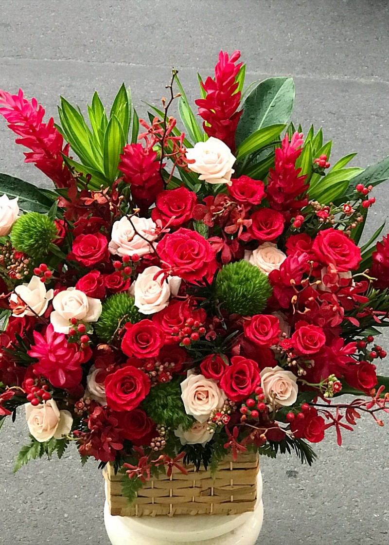 Giỏ hoa tone đỏ 