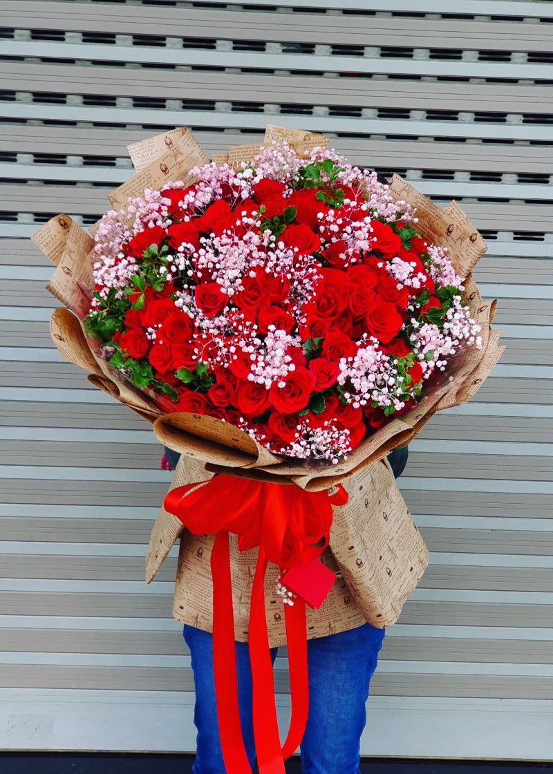 Bó hoa hồng đỏ và babi hà lan