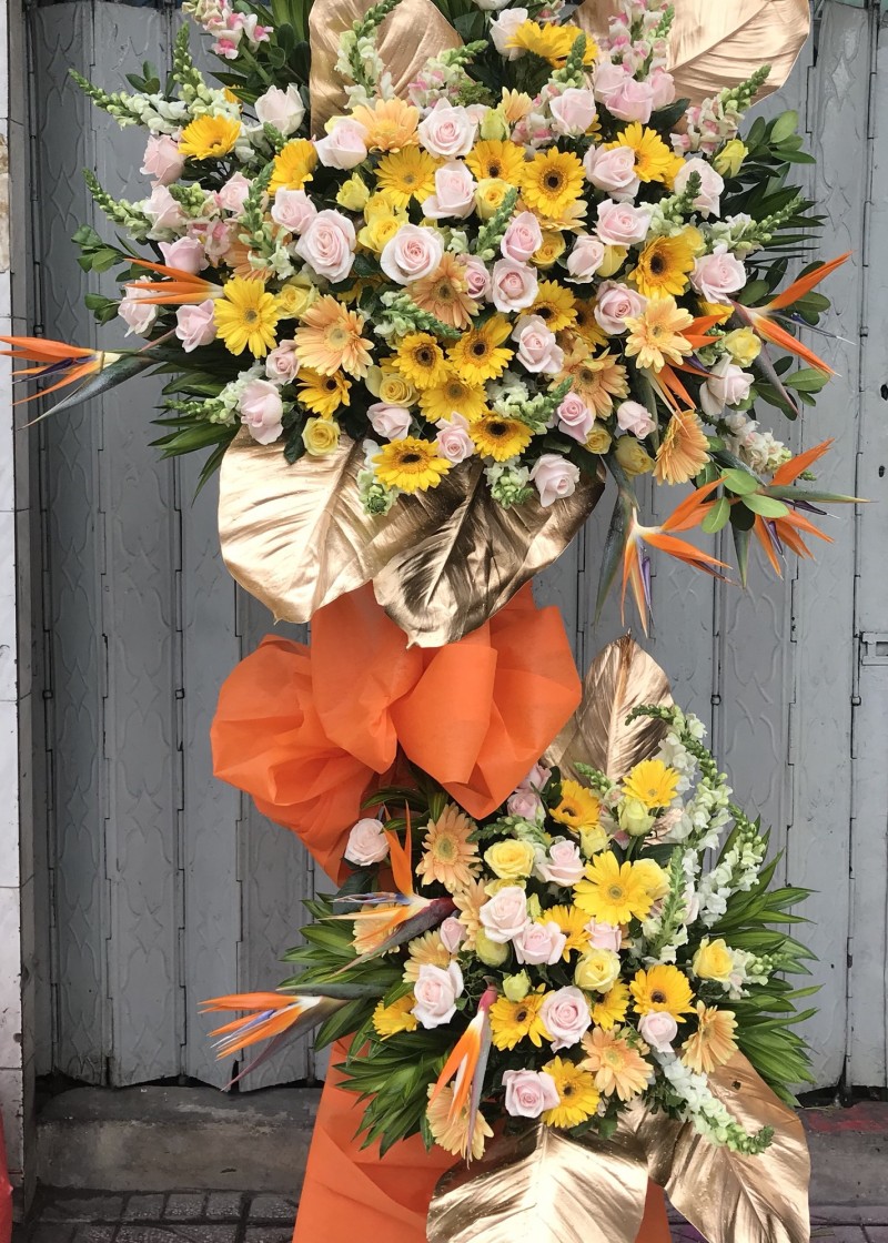 Kệ hoa hồng và hoa đồng tiền